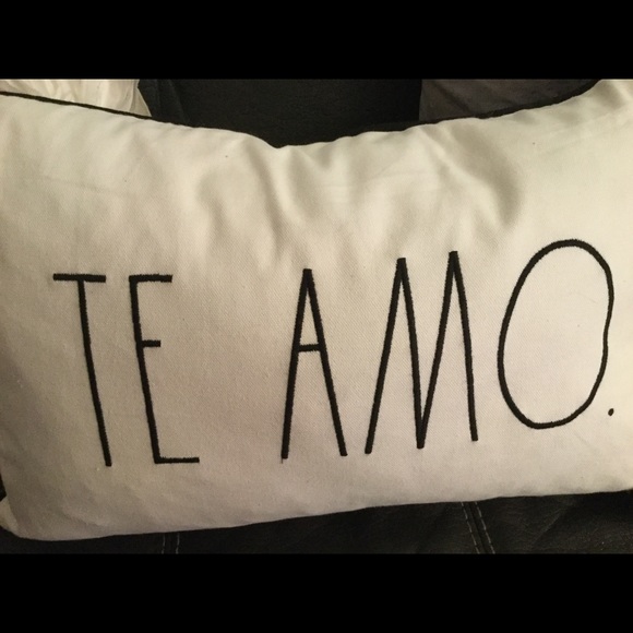 🛍SOLD🎉Host Pick❤️Rae Dunn TE AMO Lumbar Pillow - Picture 2 of 4